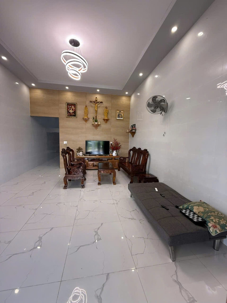 Chuyển chỗ ở cần bán nhà đất 11×45 80 thổ cư mặt tiền nhưa 12 m  giá 2ty4 còn  thương lương