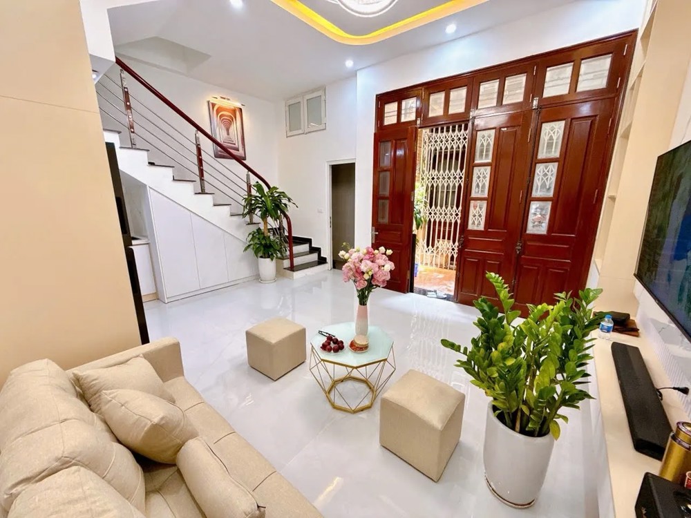 Bán Nhà Thịnh Quang 31m2. 5 tầng. mặt tiền 4m. giá 7.75 Tỷ Đống Đa Hà Nội