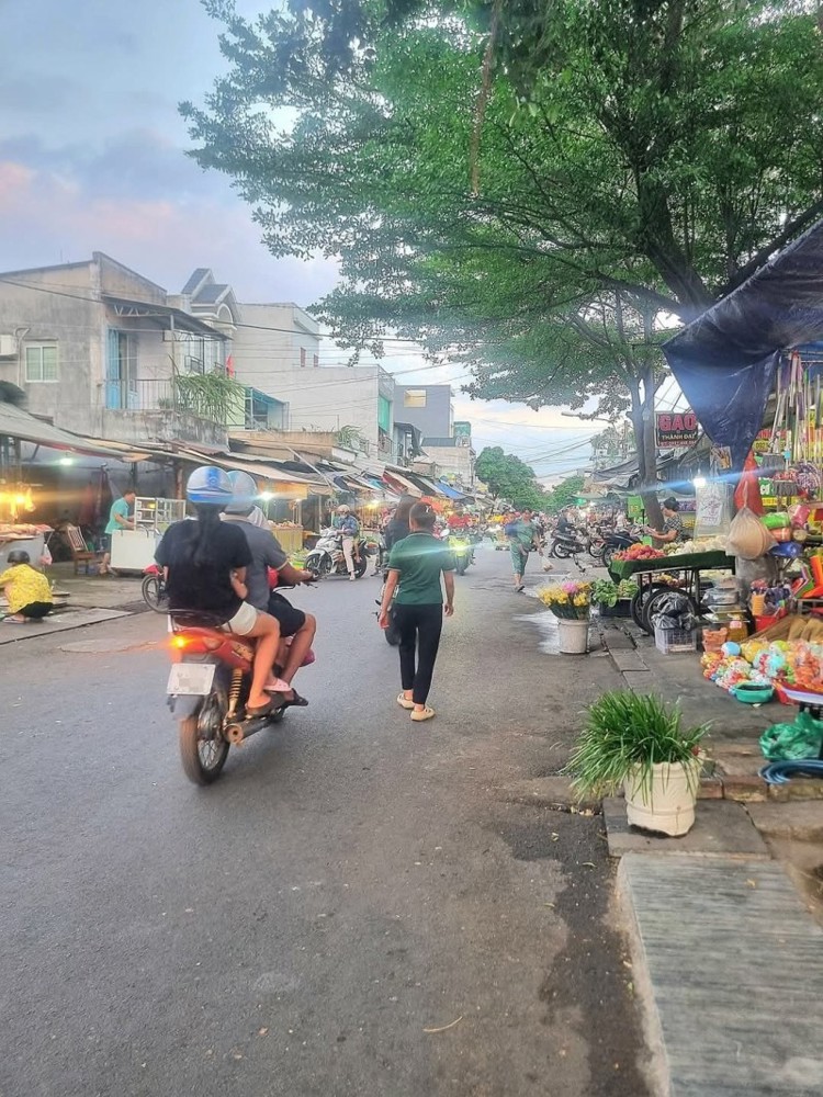 Bán nhà 2 Tầng Dĩ An,SHR đường nhựa 16M,ngay chợ kinh doanh buôn bán tốt