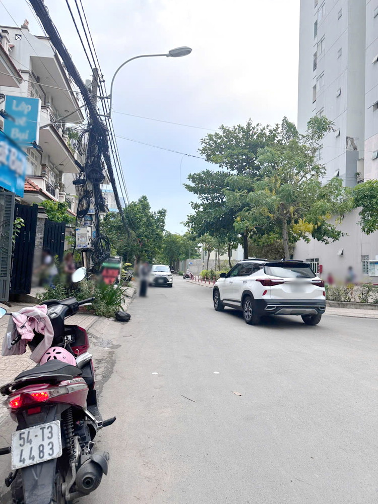 Nhà mới 6*20m đường nội bộ Tạ Quảng Bửu P5Q8 xe hơi trong nhà