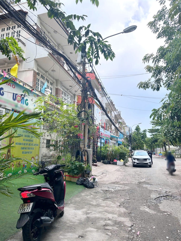 Nhà mới 6*20m đường nội bộ Tạ Quảng Bửu P5Q8 xe hơi trong nhà