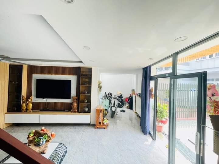 Bán Nhà  Đường Số 33 P Bìng Trưng Tây, Q2, Tp Hcm.  Dt 67M2, 5 Tầng, 6Pn, Sổ Hồng. Giá 9.39  Tỷ