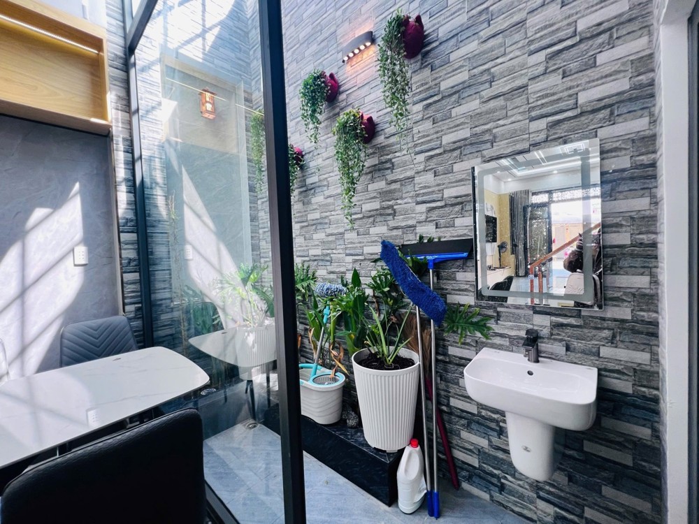 NHÀ ĐẸP 1 TRỆT 1 LỬNG 2 LẦU – SÂN THƯỢNG TRƯỚC SAU - CHIÊU LIÊU - DĨ AN