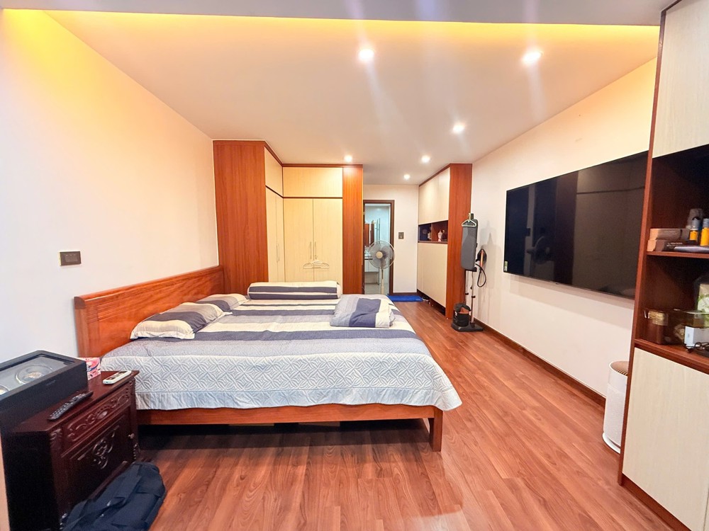 Bán nhà Lạc Long Quân DT40m2, 5 tầng, mặt tiền 4m, 3 P. ngủ, gần ôtô, tiện ích bạt ngàn