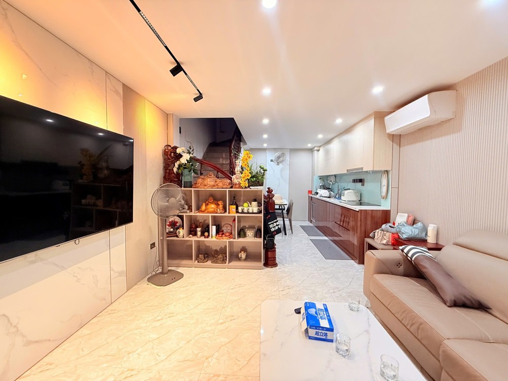 Bán nhà Lạc Long Quân DT40m2, 5 tầng, mặt tiền 4m, 3 P. ngủ, gần ôtô, tiện ích bạt ngàn