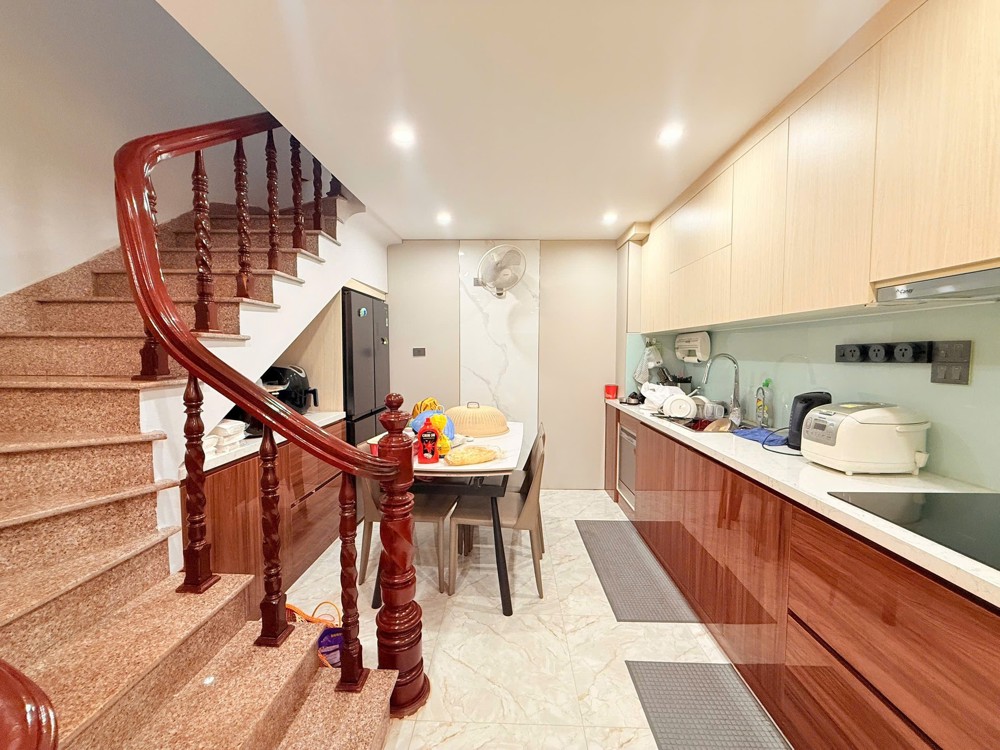 Bán nhà Lạc Long Quân DT40m2, 5 tầng, mặt tiền 4m, 3 P. ngủ, gần ôtô, tiện ích bạt ngàn
