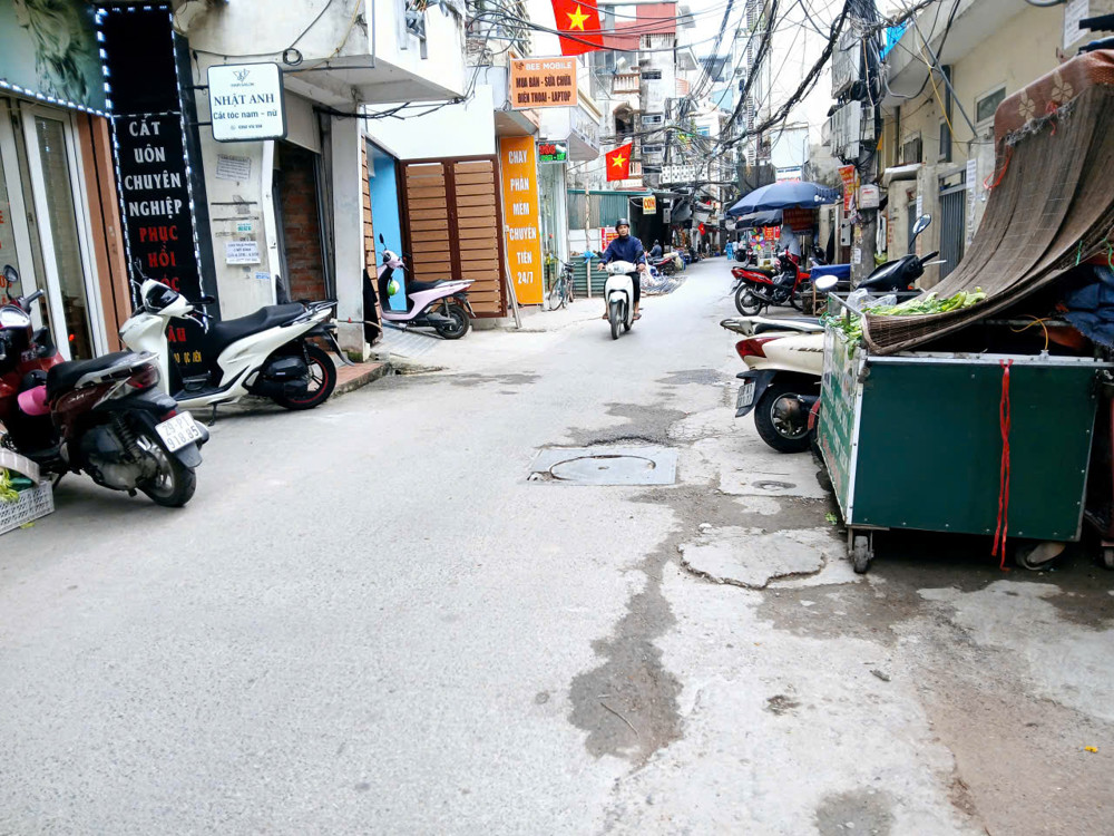 CC CẦN BÁN CĂN NHÀ 2.5 TẦNG  DIỆN TÍCH 33M.NĂM NGAY GIỮA TRUNG TÂM HÀ NỘI, CHỈ VÀI TRĂM MÉT LÀ RA