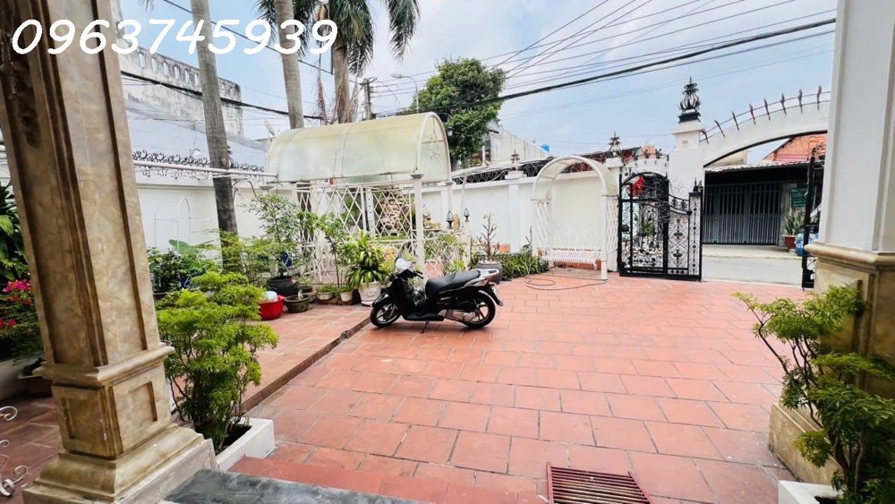 Biệt thự cổ điển 4PN, 3 tầng, 245m2, ngang 12m, có chỗ đậu ô tô, Dĩ An, 8.5 Tỷ