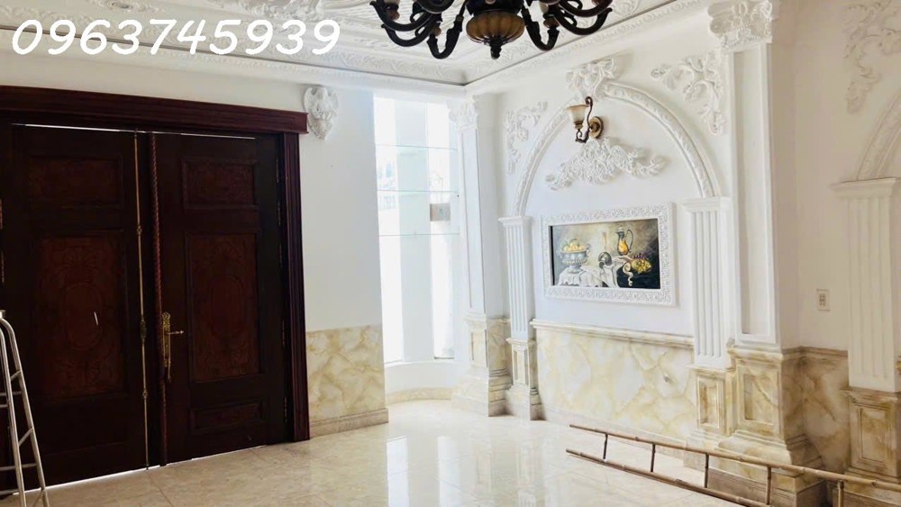 Biệt thự cổ điển 4PN, 3 tầng, 245m2, ngang 12m, có chỗ đậu ô tô, Dĩ An, 8.5 Tỷ