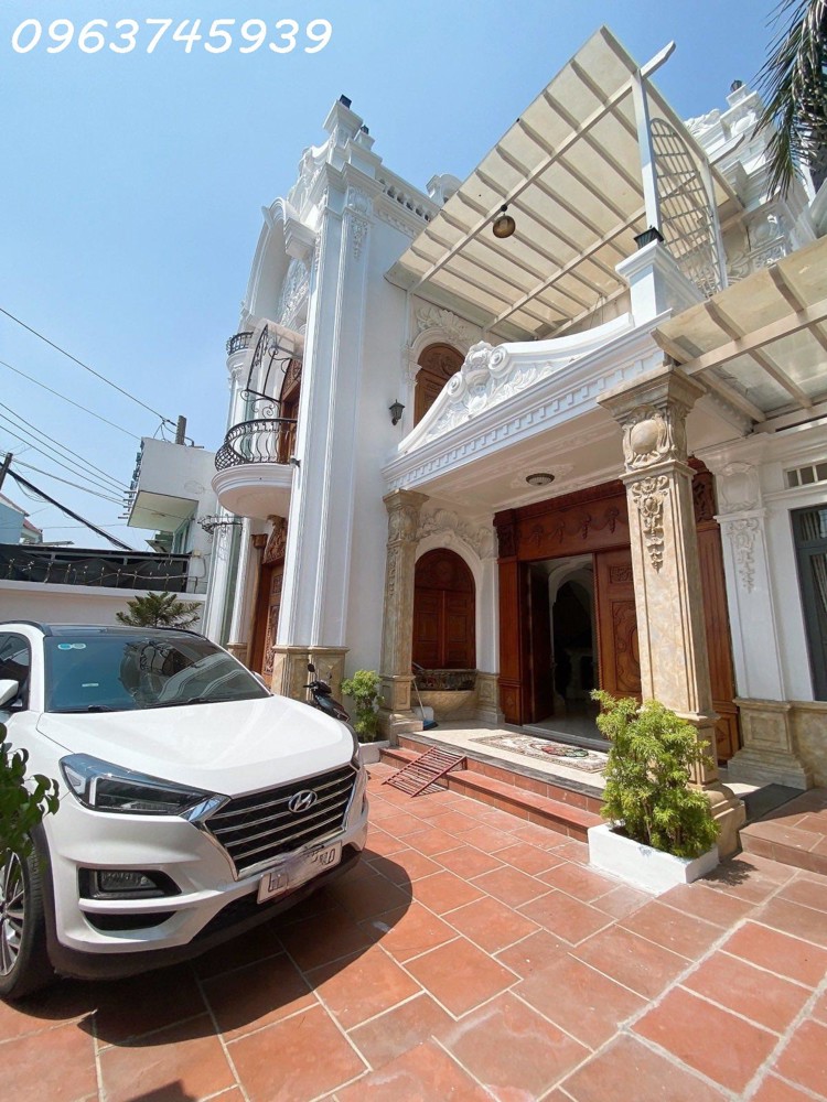 Biệt thự cổ điển 4PN, 3 tầng, 245m2, ngang 12m, có chỗ đậu ô tô, Dĩ An, 8.5 Tỷ