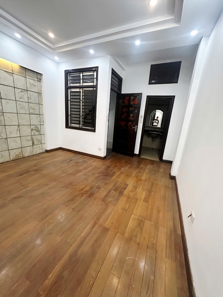 Nhà đẹp Hoàng Hoa Thám gần ngõ thông ô tô 32m² giá 7.2 tỷ