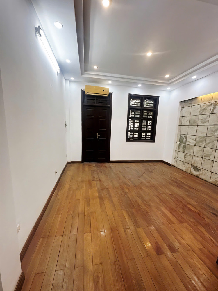 Nhà đẹp Hoàng Hoa Thám gần ngõ thông ô tô 32m² giá 7.2 tỷ
