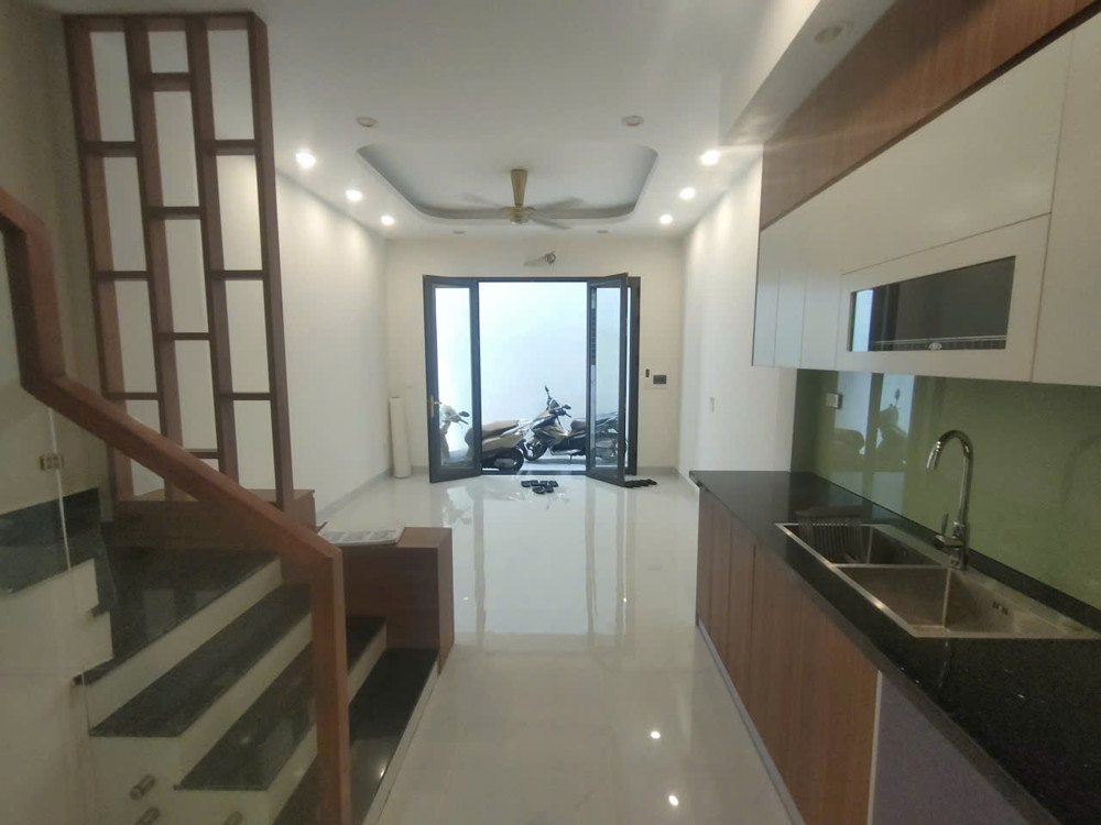 Bán nhà Lạc Long Quân - Tây Hồ, DT75m2, MT4.8m, gần Hồ Tây lộng gió (Chỉ 11.3 tỷ)