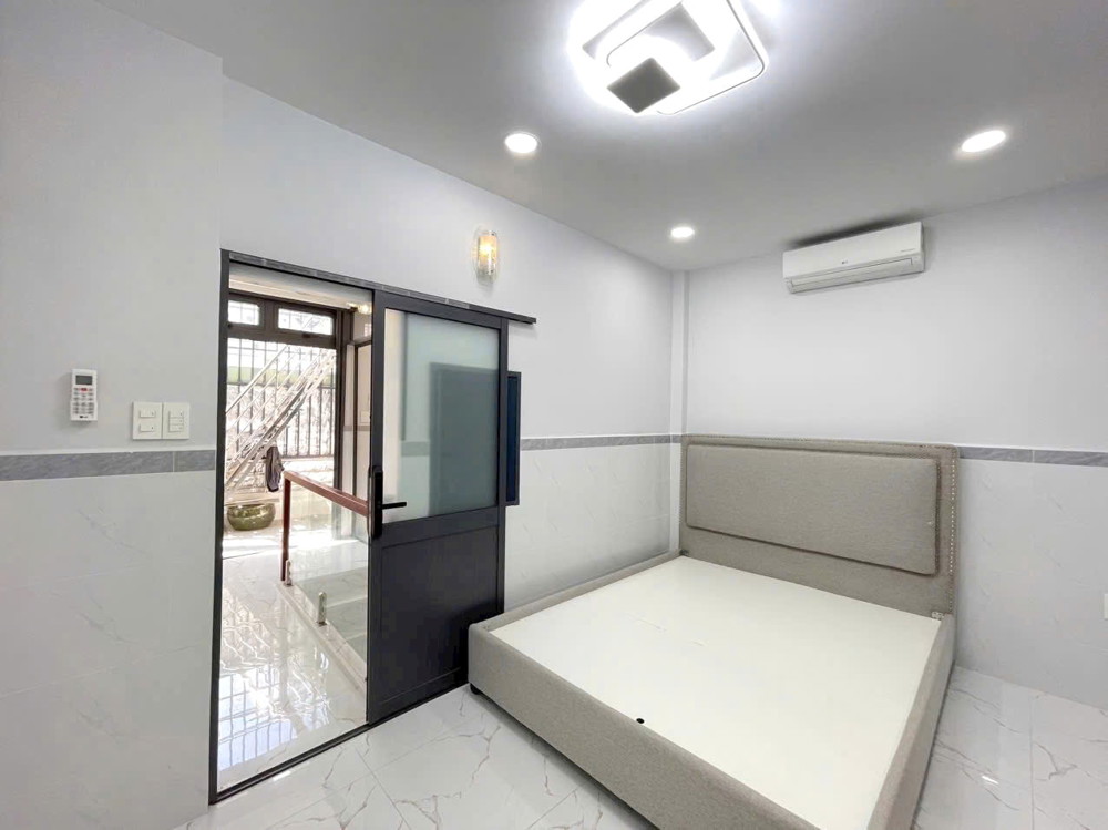 Nhà mới lệch tầng full nội thất Bán Âu Dương Lân P3Q8
