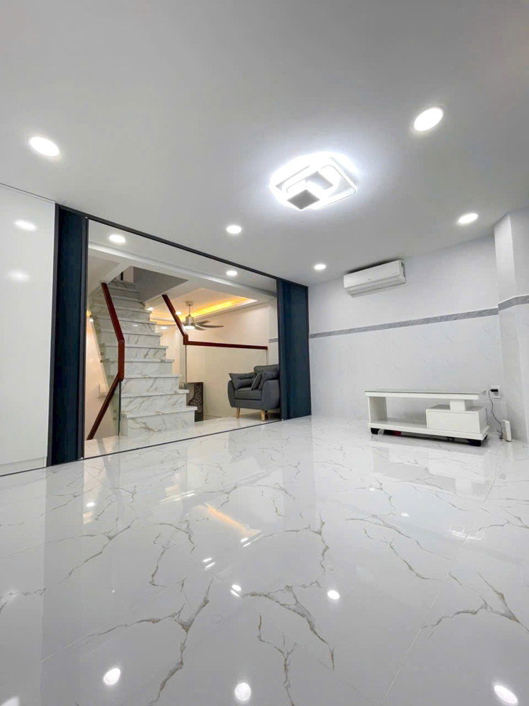 Nhà mới lệch tầng full nội thất Bán Âu Dương Lân P3Q8