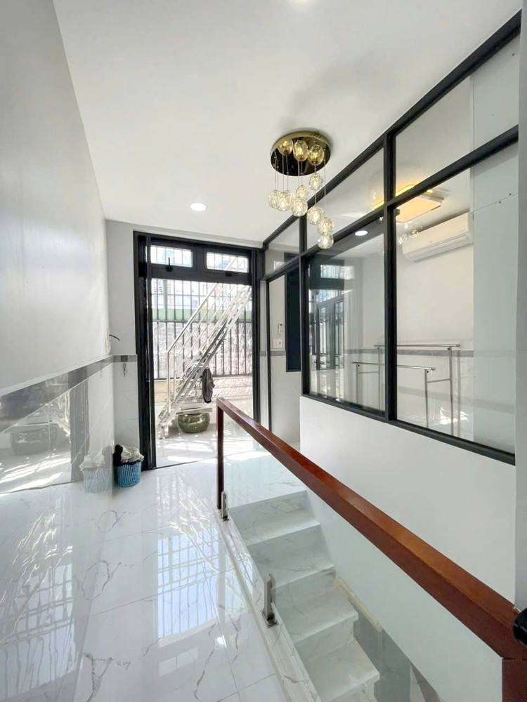 Nhà mới lệch tầng full nội thất Bán Âu Dương Lân P3Q8