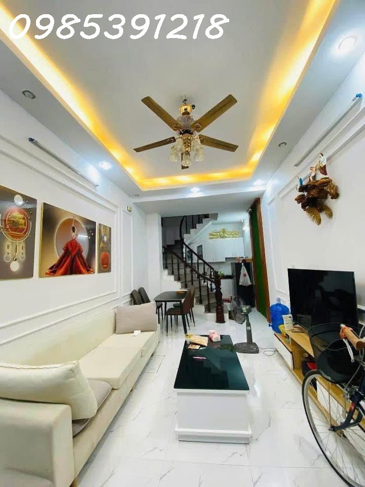 Cô Hoà sống một mình trong căn nhà Tân Mai rộng quá, giờ muốn bán để chuyển về ở cùng con gái. 
DT