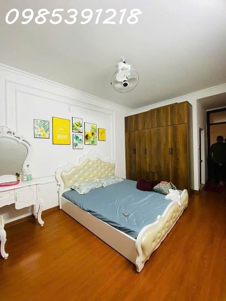 Cô Hoà sống một mình trong căn nhà Tân Mai rộng quá, giờ muốn bán để chuyển về ở cùng con gái. 
DT