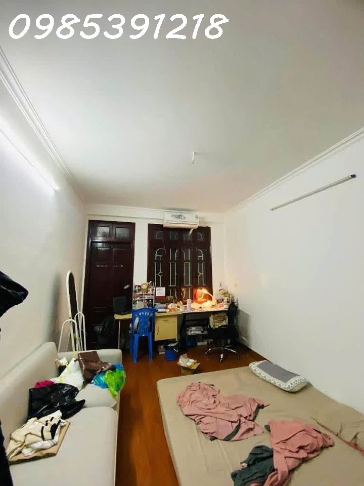 Cô Hoà sống một mình trong căn nhà Tân Mai rộng quá, giờ muốn bán để chuyển về ở cùng con gái. 
DT