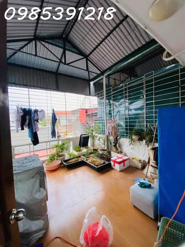 Cô Hoà sống một mình trong căn nhà Tân Mai rộng quá, giờ muốn bán để chuyển về ở cùng con gái. 
DT