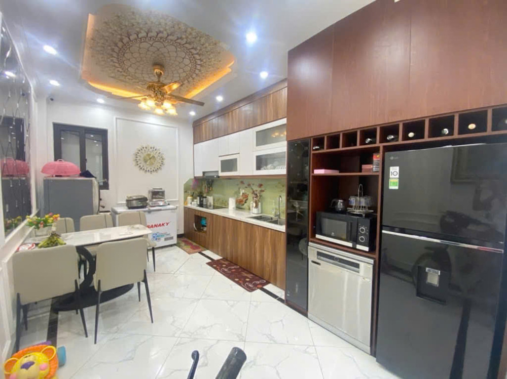Hiếm! Bán Nhà Hoàng Hoa Thám, Gần Phố Gần Ô Tô – 35M² 4 Tầng Giá 8.7 Tỷ