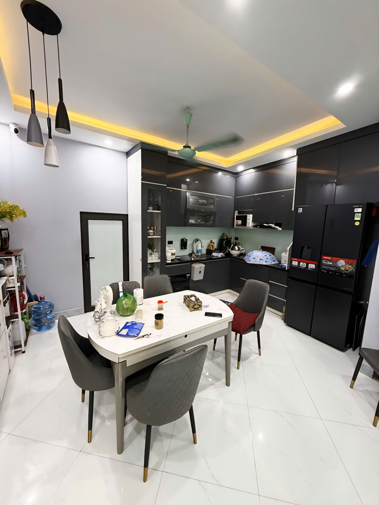 Hiếm, bán nhà Lạc Long Quân ngõ nông, gần ô tô, 46m² 5 tầng giá 9.8 tỷ Hiếm, bán nhà Lạc Long Quân ngõ nông, gần ô tô, 46m² 5 tầng giá 9.8 tỷ