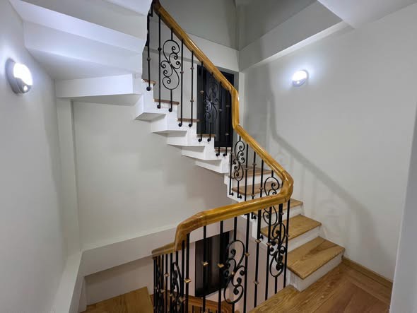 Nhà đẹp Lạc Long Quân, DT30m², 5 tầng, 3P. ngủ, ô chờ thang máy (11 tỷ) Nhà đẹp Lạc Long Quân, DT30m², 5 tầng, 3P. ngủ, ô chờ thang máy (11 tỷ)