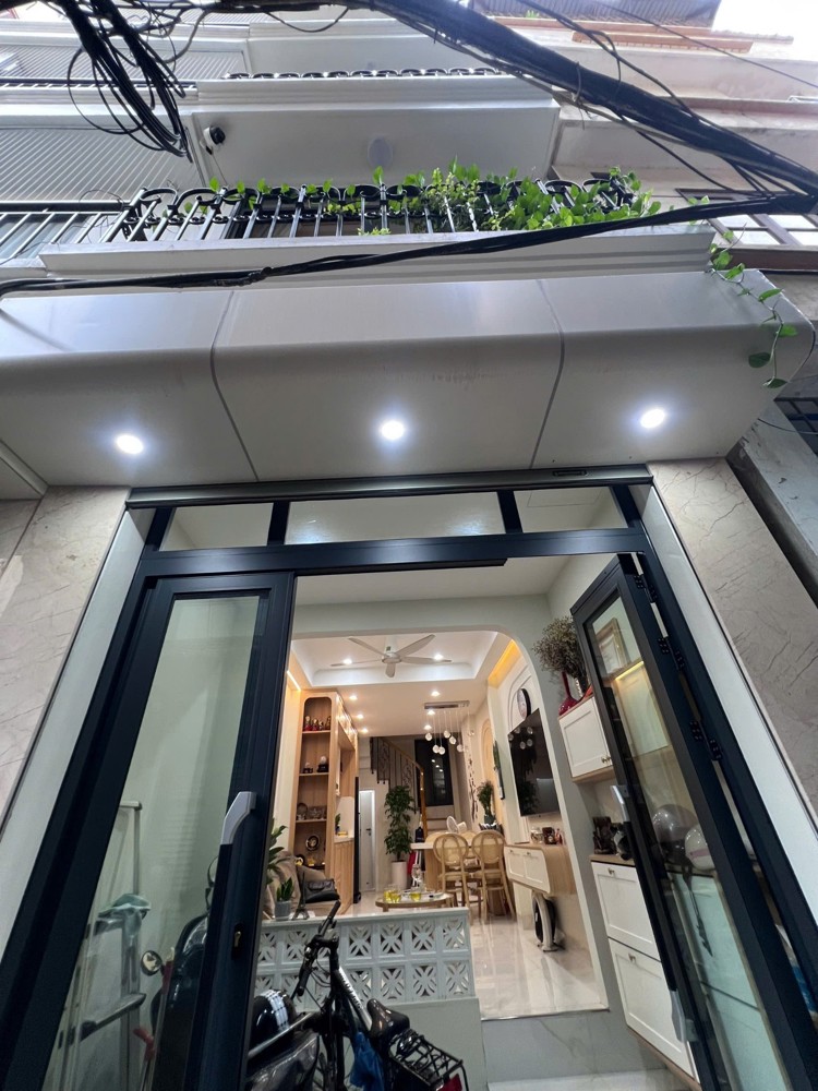 Nhà đẹp Lạc Long Quân, DT30m², 5 tầng, 3P. ngủ, ô chờ thang máy (11 tỷ) Nhà đẹp Lạc Long Quân, DT30m², 5 tầng, 3P. ngủ, ô chờ thang máy (11 tỷ)