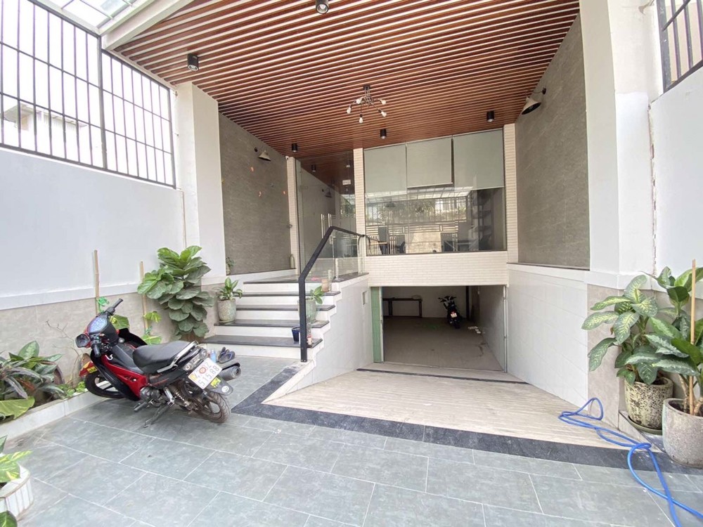 BÁN NHÀ HẦM + 5 LẦU HẺM XE TẢI GẦN QUỐC LỘ 13 - NGAY NÚT GIAO CẦU VƯỢT BÌNH PHƯỚC