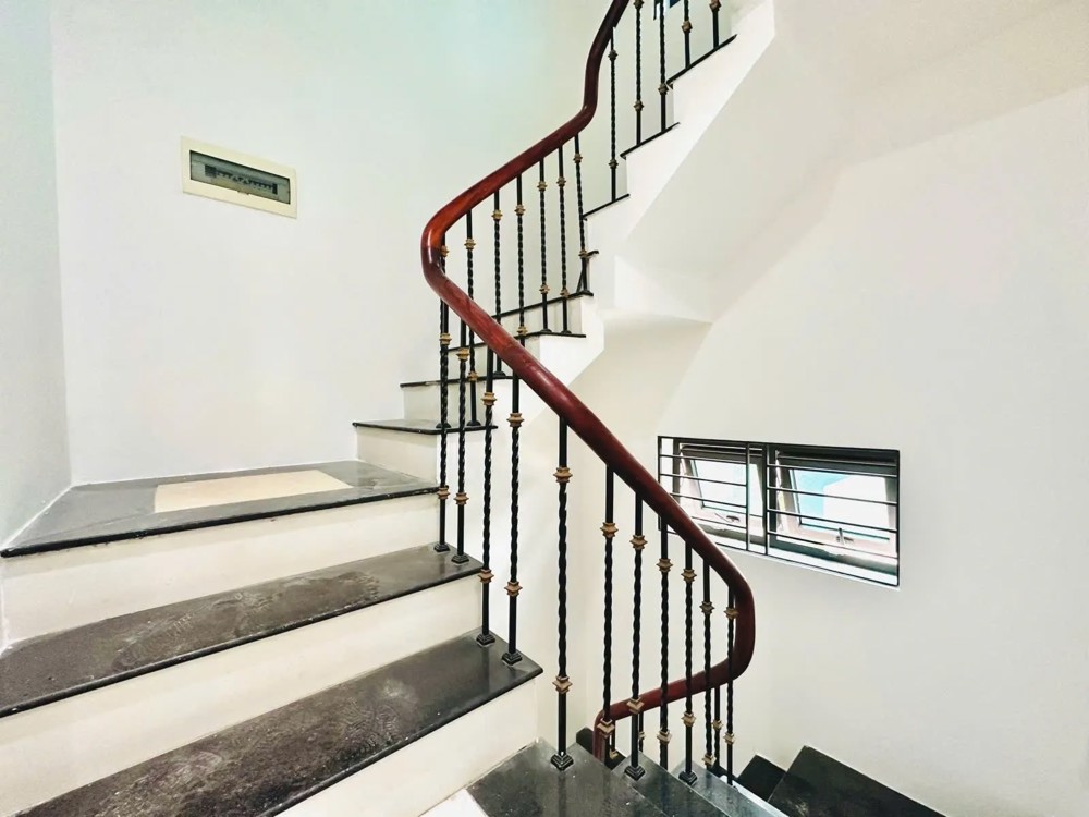 Bán Nhà  Lương Định Của 61m2.  8 tầng. mặt tiền 6.9m. giá 24.5 tỷ Đống Đa Hà Nội