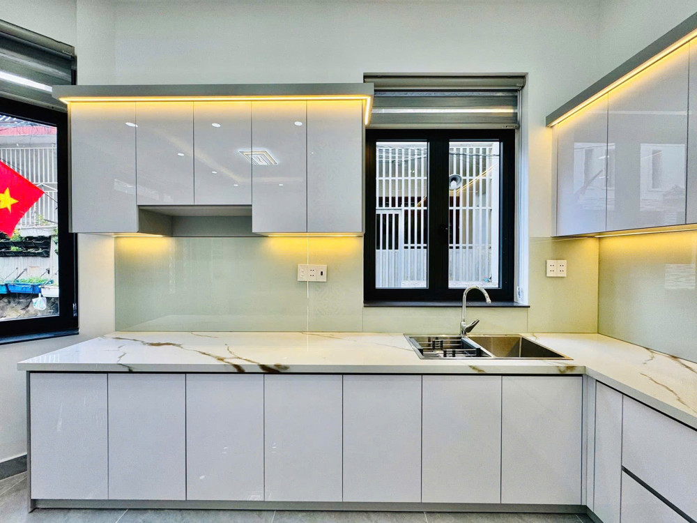 Bán nhà mới xây 1 trệt 2 lầu, lô góc 2 mặt tiền, gần nhà ga T3 và Emart, giá chỉ 6.4 tỷ Bán nhà mới xây 1 trệt 2 lầu, lô góc 2 mặt tiền, gần nhà ga T3 và Emart, giá chỉ 6.4 tỷ