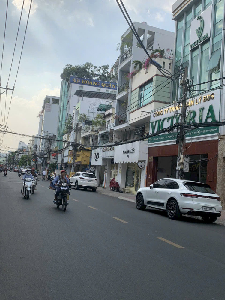 Cho thuê nhà mặt tiền đường Huỳnh Văn Bánh, Phú Nhuận tiện ở và kinh doanh với 7PN, 8WC và 1 MBKD Cho thuê nhà mặt tiền đường Huỳnh Văn Bánh, Phú Nhuận tiện ở và kinh doanh với 7PN, 8WC và 1 MBKD