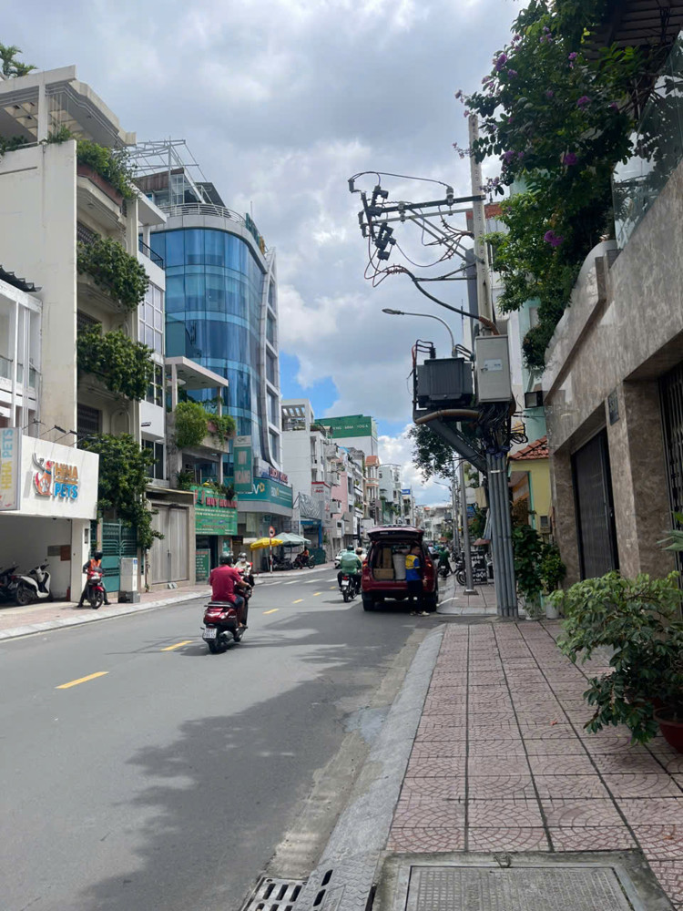 Cho thuê nhà mặt tiền đường Huỳnh Văn Bánh, Phú Nhuận tiện ở và kinh doanh với 7PN, 8WC và 1 MBKD Cho thuê nhà mặt tiền đường Huỳnh Văn Bánh, Phú Nhuận tiện ở và kinh doanh với 7PN, 8WC và 1 MBKD