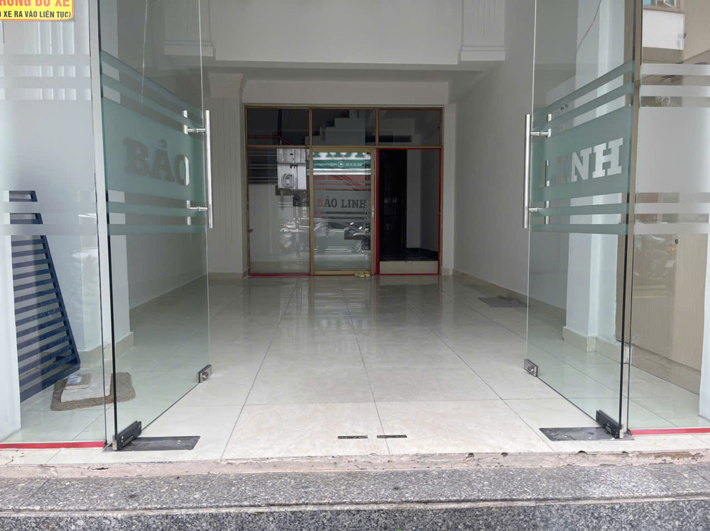 Cho thuê nhà mặt tiền đường Huỳnh Văn Bánh, Phú Nhuận tiện ở và kinh doanh với 7PN, 8WC và 1 MBKD Cho thuê nhà mặt tiền đường Huỳnh Văn Bánh, Phú Nhuận tiện ở và kinh doanh với 7PN, 8WC và 1 MBKD