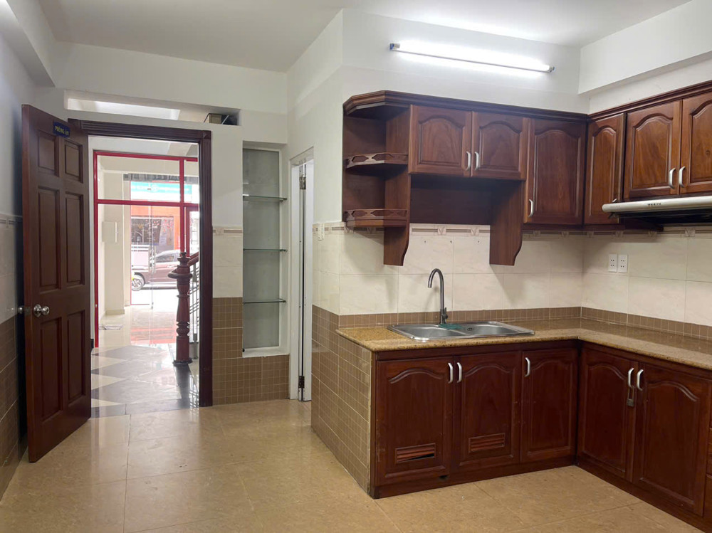 Cho thuê nhà mặt tiền đường Huỳnh Văn Bánh, Phú Nhuận tiện ở và kinh doanh với 7PN, 8WC và 1 MBKD Cho thuê nhà mặt tiền đường Huỳnh Văn Bánh, Phú Nhuận tiện ở và kinh doanh với 7PN, 8WC và 1 MBKD