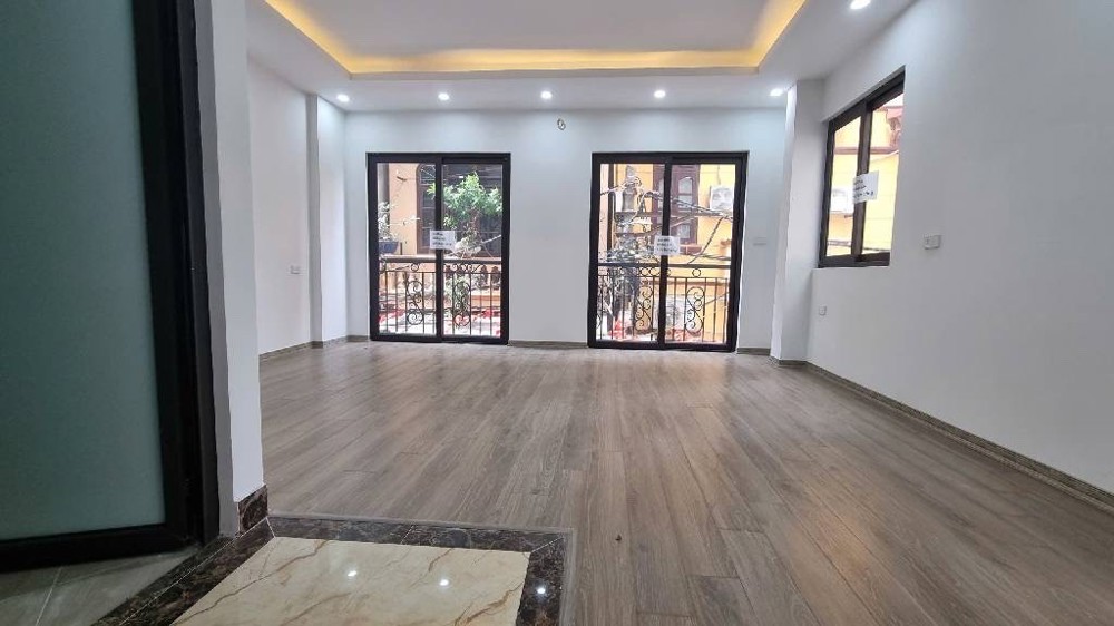 HOÀNG QUỐC VIỆT 51M x6 TẦNG THANG MÁY-21 TỶ,Ô TÔ TRÁNH ĐỖ,NGÕ THÔNG KINH DOANH