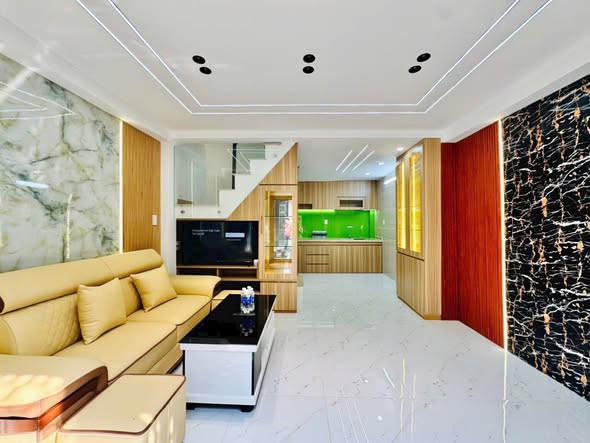 Nhà gần Đại học Văn Hiến, Ni Sư Huỳnh Liên, 44m², 5 tầng – Giá chỉ 5,5  tỷ