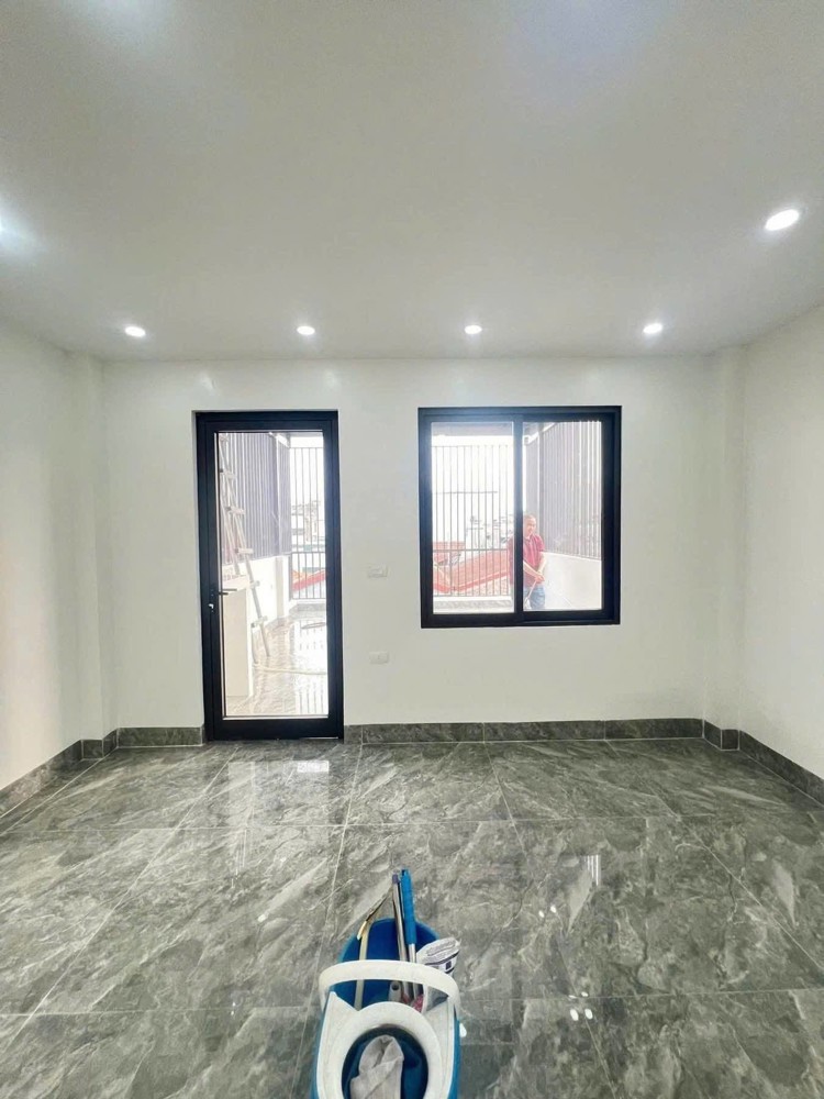 Nhà Hoàng Quốc Việt, ngõ thông, ôtô vào nhà, 20m ra phố, DT45m2, 6 tầng thang máy