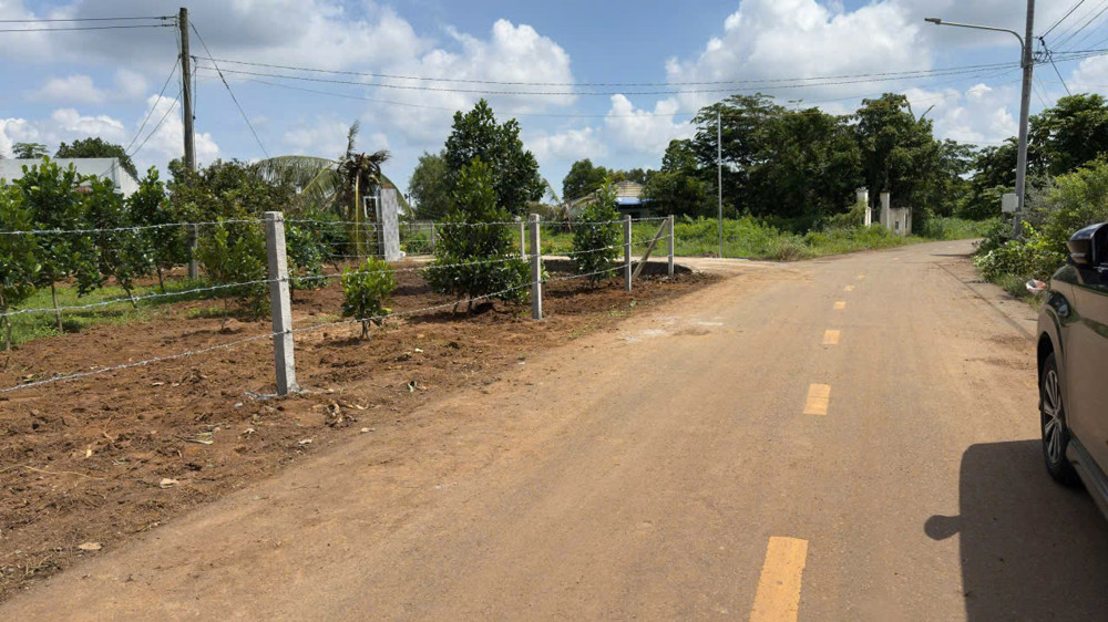 CHỦ CẦN BÁN LÔ ĐẤT 3 MẶT TIỀN TẠI TÂN LONG - H. ĐẤT ĐỎ - BÀ RỊA VŨNG TÀU.
* Diên tích: 350 m2 