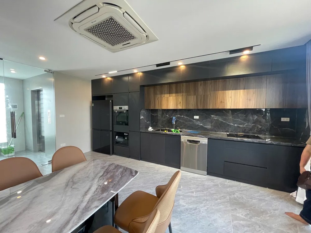 NHÀ ĐẸP DÂN XÂY ĐỘC LẬP Ô TÔ ĐỖ CỬA- VÀO NHÀ Phố Nguyễn Lam 42 m2  8 tầng 14.5 tỷ Long Biên