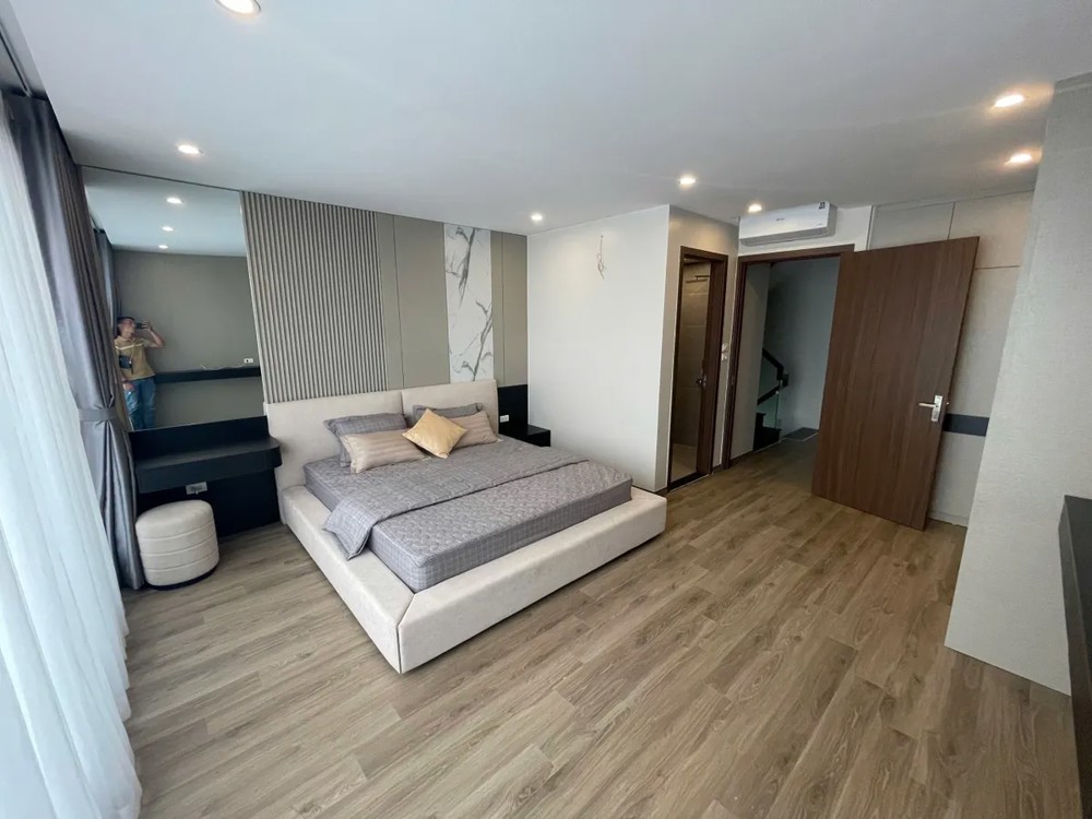 NHÀ ĐẸP DÂN XÂY ĐỘC LẬP Ô TÔ ĐỖ CỬA- VÀO NHÀ Phố Nguyễn Lam 42 m2  8 tầng 14.5 tỷ Long Biên