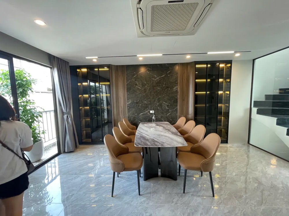 NHÀ ĐẸP DÂN XÂY ĐỘC LẬP Ô TÔ ĐỖ CỬA- VÀO NHÀ Phố Nguyễn Lam 42 m2  8 tầng 14.5 tỷ Long Biên