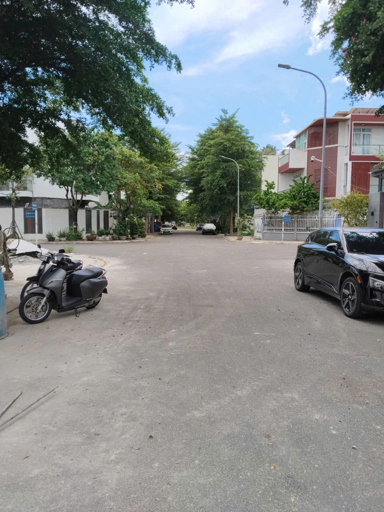 Bán giá nguyên căn gói 5 Mỹ Gia, hướng  Tây Nam
- 4 PN, 5 WC
- nhà đang hoàn thiện
- lô sạch