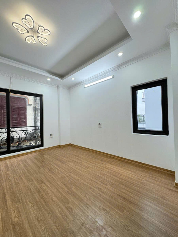 Bán nhà Nguyễn Văn Linh 30m 5 tầng lô góc ô tô hơn 7 tỷ