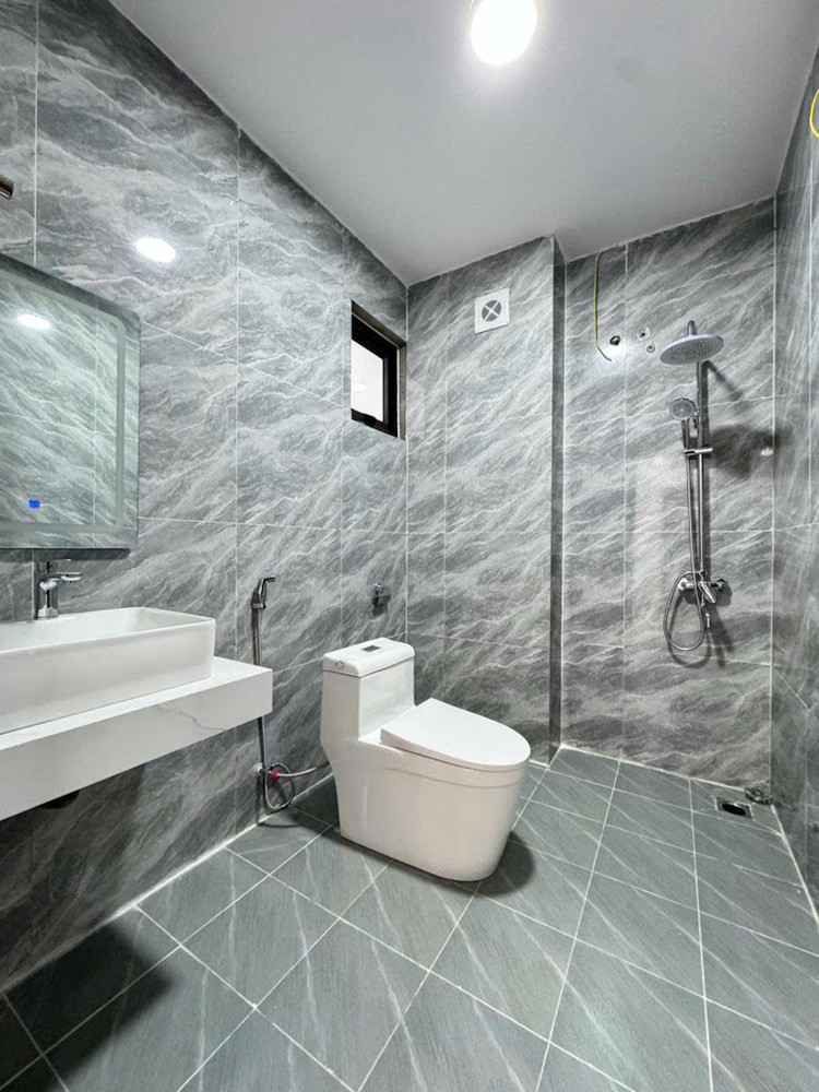 Bán nhà Nguyễn Văn Linh 30m 5 tầng lô góc ô tô hơn 7 tỷ