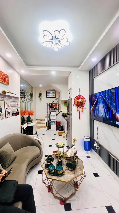 Bán Nhà Ngõ Thịnh Hào3 18/22m2. 5 tầng. mặt tiền 2.7m. giá 5.85 tỷ Đống Đa Hà Nội