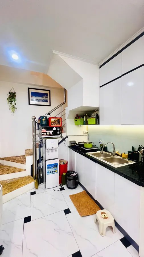 Bán Nhà Ngõ Thịnh Hào3 18/22m2. 5 tầng. mặt tiền 2.7m. giá 5.85 tỷ Đống Đa Hà Nội