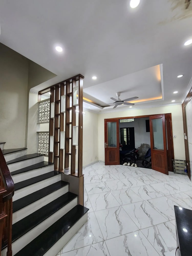 Bán Nhà  Đê Tô Hoàng 28m2, 5 tầng. mặt tiền 4.1m. giá 7.5 Tỷ Hai Bà Trưng Hà Nội