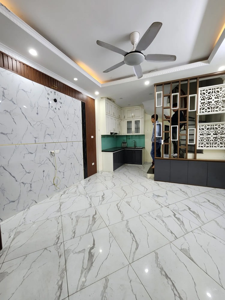 Bán Nhà  Đê Tô Hoàng 28m2, 5 tầng. mặt tiền 4.1m. giá 7.5 Tỷ Hai Bà Trưng Hà Nội