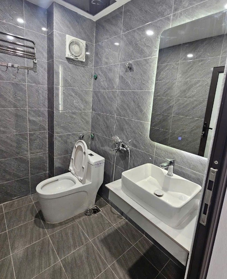 Lĩnh Nam Nhà Phân Lô 5 tầng, 2 mặt thoáng. View Hồ Thế Đất Vượng Khí, Tài Lộc Hưng Thịnh!